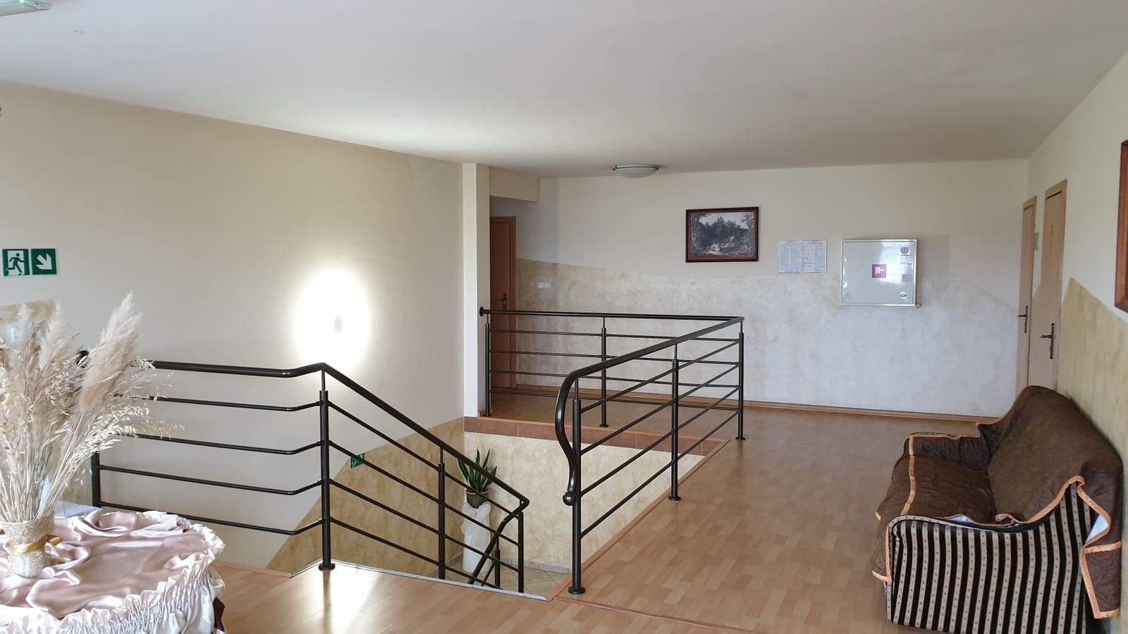 Wnętrze hotelu, część wypoczynkowa przy klatce schodowej
