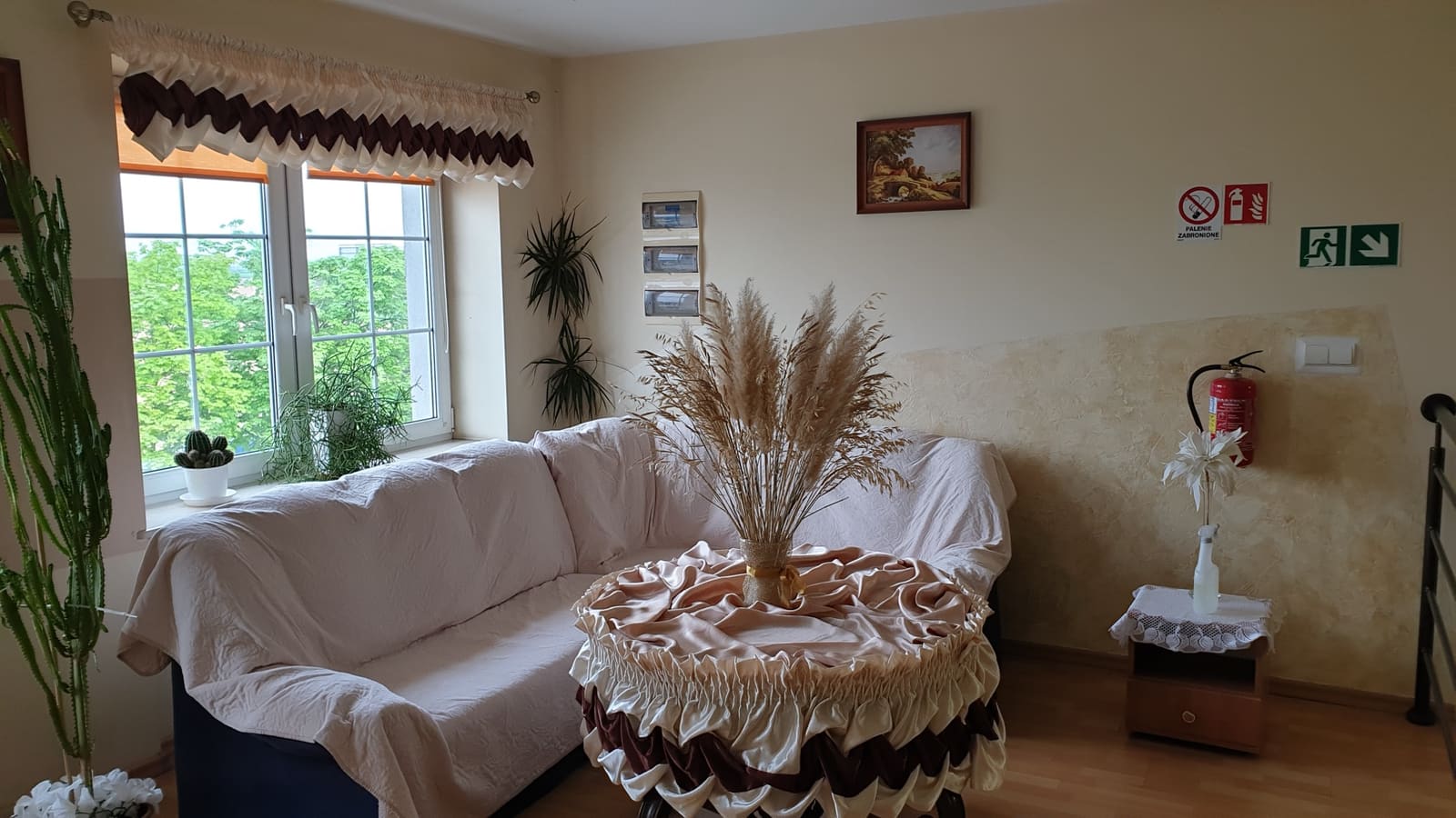 Długi, elegancko nakryty stół w sali restauracyjnej